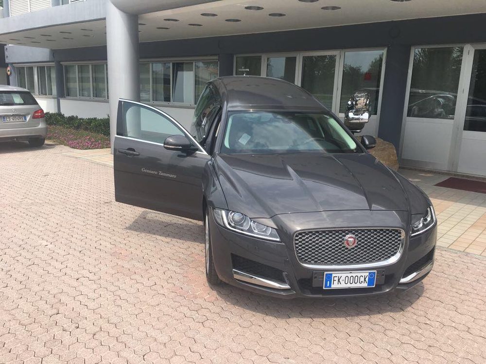 Carro funebre Jaguar delle onoranze funebri Tammaro a Napoli
